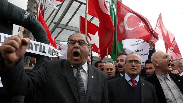 Turci demonstrují ped americkou ambasádou v Ankae proti spojenecké operaci v Libyi. (20. bezna 2011)