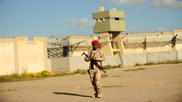 Voják hlídá Kaddáfího komplex Bab al-Azizíja v Tripolisu. (20. bezna 2011)