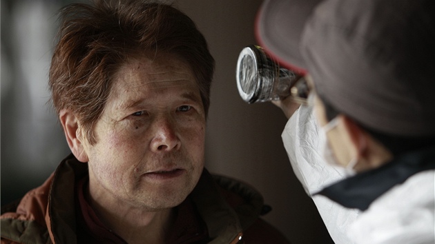 Japonec podstupuje v evakuaním centru zkouku na radiaci (22. bezna 2011)
