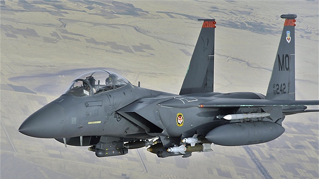 Americká stíhaka F-15 Eagle nad Afghánistánem (archivní snímek z roku 2008)