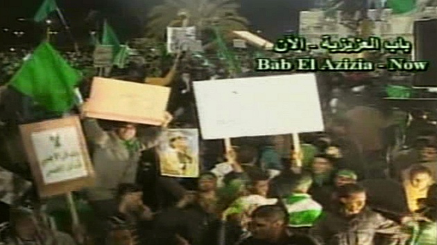 Kaddáfího stoupenci bhem jeho projevu v Tripolisu (23. bezna 2011)