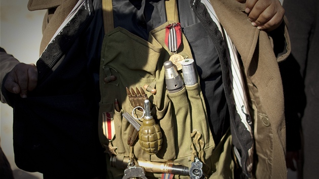 Libyjský povstalec ped mstem Adedábíjá  se chlubí svojí výzbrojí (23. bezna 2011)