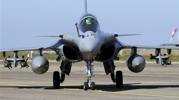 Francouzská stíhaka Rafale po pistání z mise nad Libyí. Pod pravým kídlem chybí jedna raketa (24. bezna 2011)