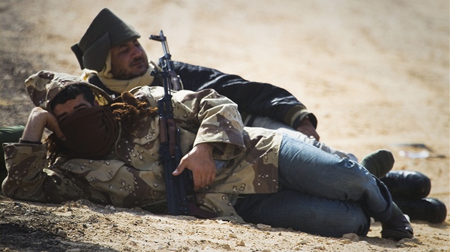 Libyjtí rebelové na pedmstí Adedabíje (24. bezna 2011)