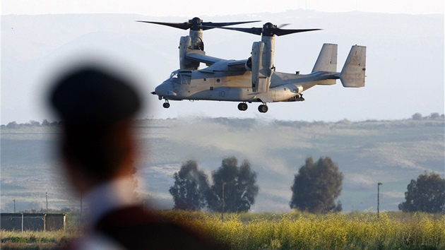 Americký konvertoplán MV-22 Osprey pistává na základn na Sicílii (24. bezna...