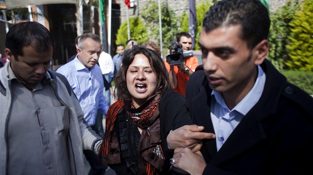Imán al-Obajdíová bojuje s pracovníky libyjského ministerstva informací (26. bezna 2011)