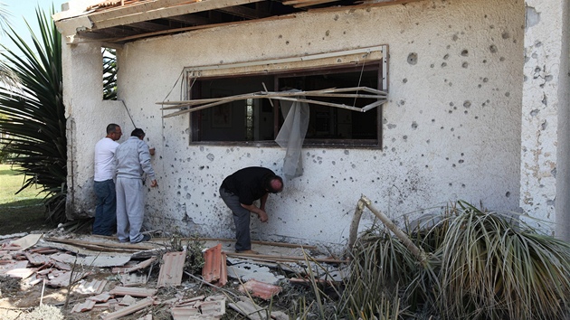 Izraleci ohledávají kody napáchané raketou odpálenou z pásma Gazy (26. bezna 2011)