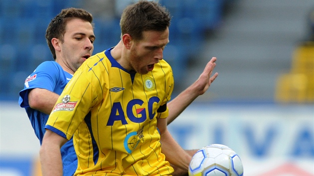 �t�pán Vachou�ek z Teplic si t�lem d�lá prostor. Za ním dotírá Josef Hu�bauer z Baníku Ostrava.