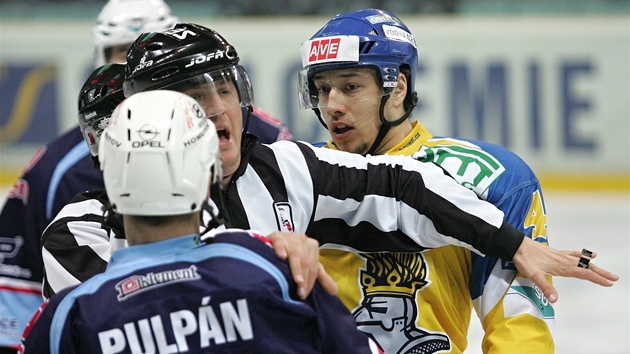 B̎TE OD SEBE. íká gesto rozhodího. Vpravo je ústecký Jan Ková, vlevo chomutovský Luká Pulpán.