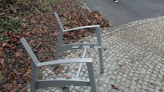 Msíc po otevení zrekonstruovaných Mstských sad v Ústí nad Labem jsou nkteré z laviek zniené.