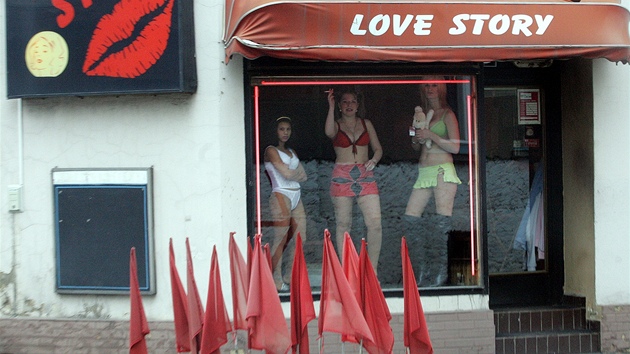 Rok 2007 - U dva msíce po otevení dálnice do Nmecka lákaly prostitutky do noního klubu Love story v Dubí zákazníky marn.