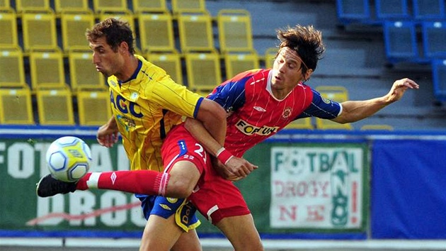 JEDNO T�LO. Teplický fotbalista Libor Do�ek se zaklesl do brn�nského obránce Jana Trousila.