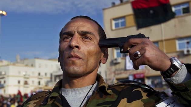 Jeden z povstalc naznauje, e pokud k nim dorazí Kaddáfí, bude snimi konec