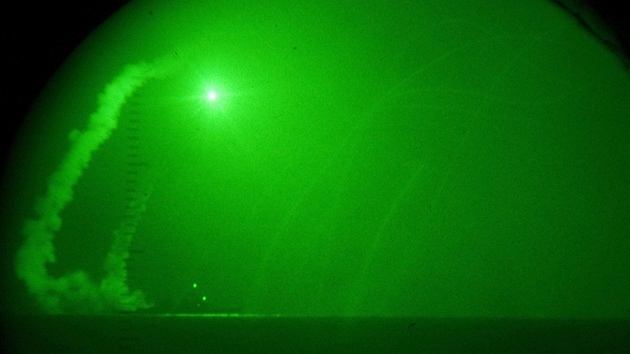 Americké a britské lodi vypálily p�es sto �ízených st�el Tomahawk (19. b�ezna 2011)