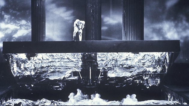 Zábr z inscenace Wagnerovy opery Zlato Rýna, Covent Garden, Londýn, rok 1974
