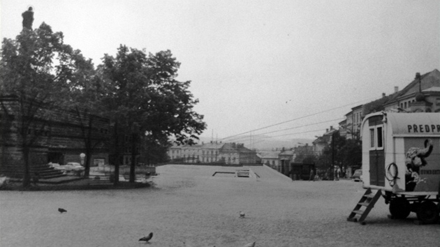 Dobový pohled na Masarykovo náměstí v Jihlavě ještě bez budovy Prioru.