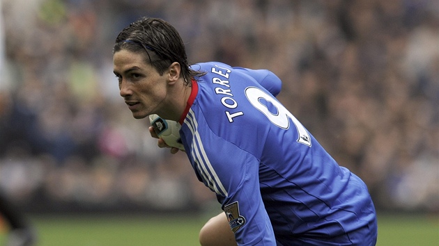 ZASE BEZ GLU. Fernando Torres z Chelsea se zved ze zem pi zpase s Manchesterem City. 
