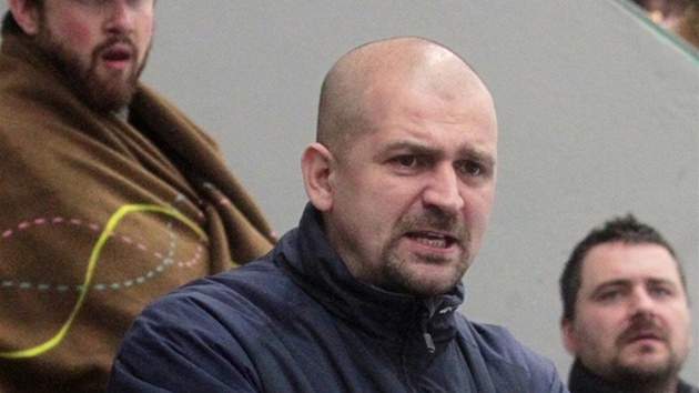 Trenér Mladé Boleslavi Miloš Holaň koučuje své svěřence během utkání s Kladnem.