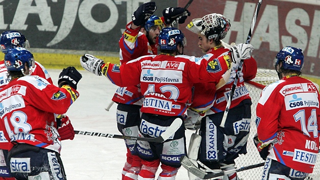 ZVLÁDLI JSME TO. Hokejisté Pardubic se radují z výhry ve Vítkovicích.