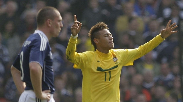 NOVÁ HV�ZDA. Mladý Brazilec Neymar slaví branku v zápase proti Skotsku.