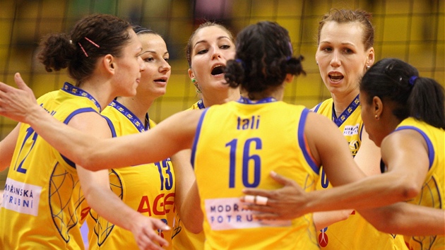 TO ZVLÁDNEME! Volejbalistky Prostjova bhem utkání s Ostravou.