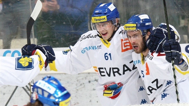 P�ED�ASNÁ RADOST. Hokejisté Vítkovic oslavují první branku v pardubické síti, kterou ale rozhod�í nakonec neuznal.