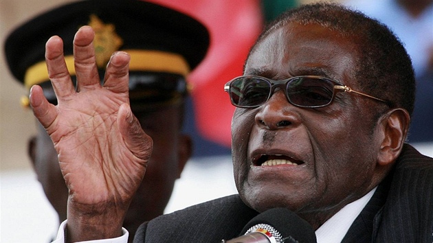 Robert Mugabe hovoí k truchlícím na pohbu své sestry Sabriny. Ped nedávnem sám vyvracel informace, e je tce nemocný. (1. srpna 2010)