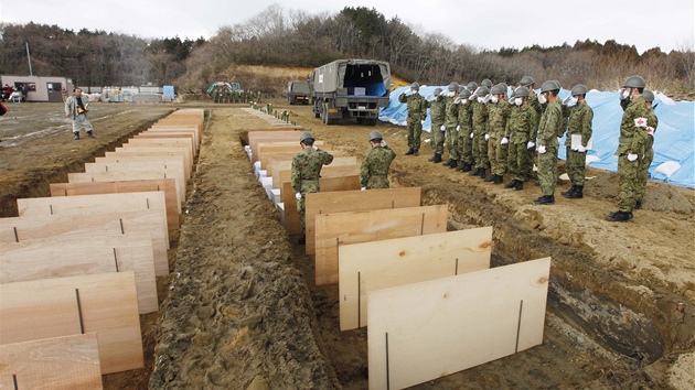 Japonští vojáci pohřbívají oběti zemětřesení a tsunami ve městě Higašimatsušima v prefektuře Mijagi (23. března 2011)