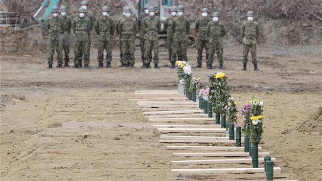 Japontí vojáci pohbívají obti zemtesení a tsunami ve mst Higaimatsuima v prefektue Mijagi (23. bezna 2011)