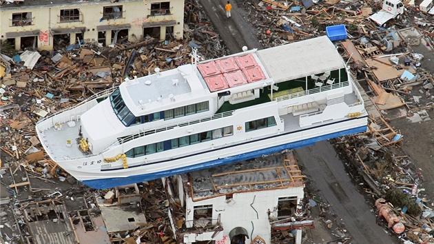 Zkáza po zemětřesení a tsunami ve městě Otsuči v prefektuře Iwate (22. března 2011)