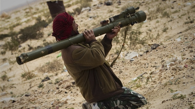 Libyjský rebel míí na Kaddáfího jednotky u msta Adedábíja (23. bezna 2011)