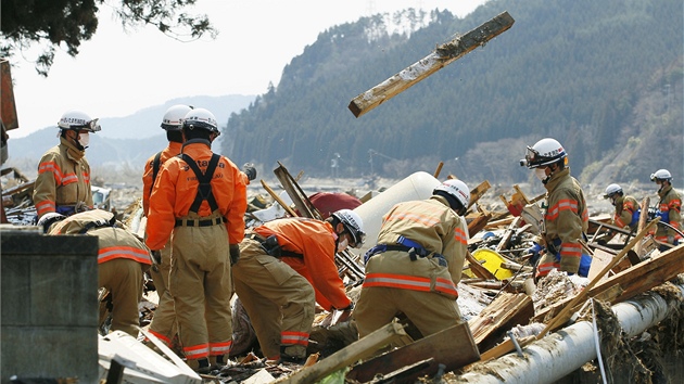 Japontí hasii hledají v troskách obti zemtesení (25. bezna 2011)