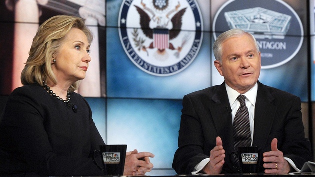Robert Gates a Hillary Clintonová v televizní stanici NBC (26. bezna 2011)