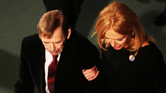 Václav Havel s manželkou Dagmar na slavnostní premiéře filmu Odcházení (Praha, 22. března 2011)