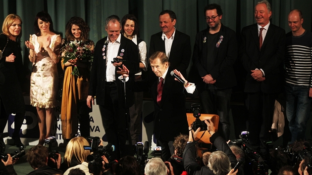 Václav Havel s delegací na slavnostní premiée filmu Odcházení (Praha, 22. bezna 2011)