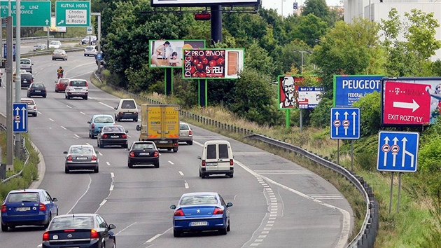 Billboardy u dálnice D1 v Praze. Ilustrační foto