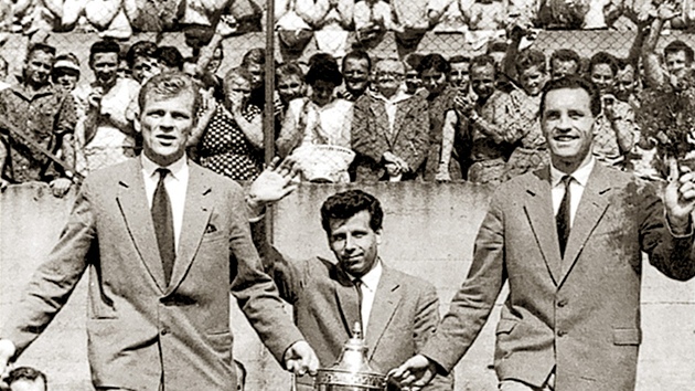 Ladislav Novák (vpravo) po návratu ze stíbrného MS 1962 v Chile, vlevo Svatopluk Pluskal, uprosted Josef Masopust