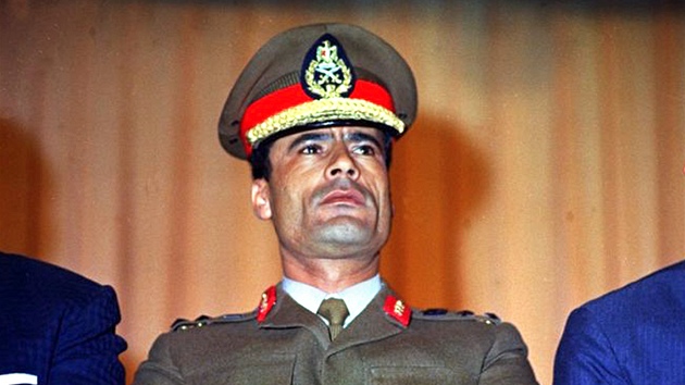 Rok 1970. Kadáfí po svém nástupu k moci vyhlásil republiku, zestátnil vechny