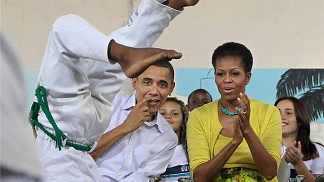 Barack Obama s manelkou Michelle sledují dtské vystoupení bhem státní návtvy v brazilském Rio de Janeiru. (20. bezna 2011)