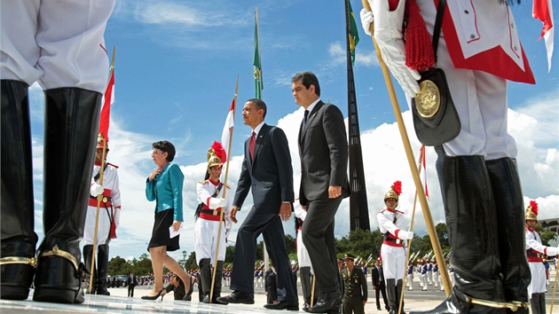 Americký prezident Barack Obama prochází kolem estné stráe pi návtv brazilské metropole Brasilia. (19. bezna 2011)
