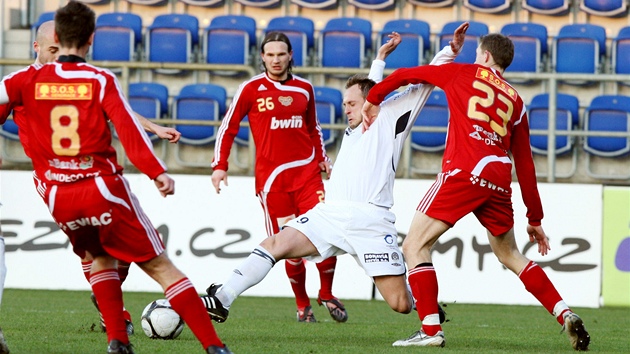 Fotbalista Radim Holub (v bílém) p�i utkání 1. FC Slovácko - FK Dukla Praha. (22. b�ezna 2009)