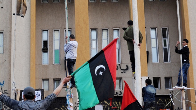 Libyjtí demonstranti ped budovou soudu v Benghází. (2. bezna 2011)