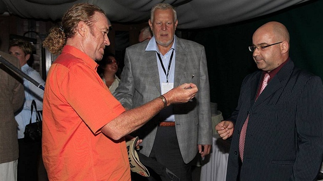 Stanislav Pros (uprosted), tvá Moravia Silesia Open 2009 Miguel Ángel Jiménez (vlevo) a Alex Flanagan.