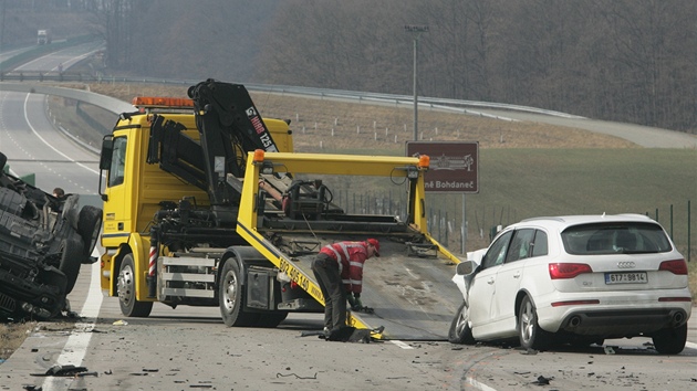 Kolize tí aut a dodávky na dálnici D11 u Dobenic (23. bezna 2011)
