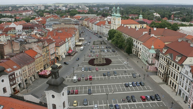 Takhle by mlo vypadat Velké námstí v Hradci Králové, odpoinková zóna ale parkovit jet pár let nenahradí.