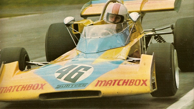 Mike Hailwood ene svj Surtees TS10 z roku 1972 k titulu mistra Evropy F2.