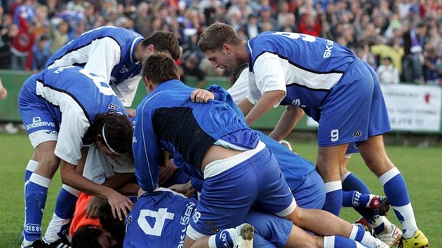 RADOST Fotbalisté Líšně slaví pohárové vítězství nad Slavií v říjnu 2007.