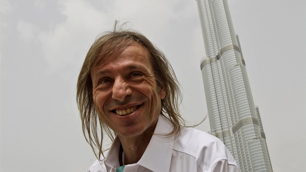Alain Robert před nejvyšší budovou světa Burdž Chalífou v Dubaji