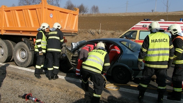 Záchranái resuscitují mladíka uvznného v nissanu.