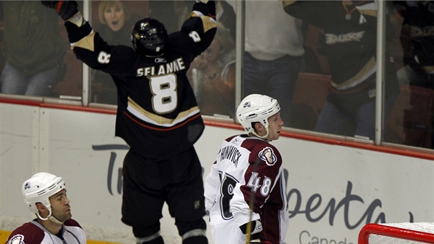 Teemu Selänne z Anaheimu se raduje z gólu, hokejisté Colorada polykají zklamání. 